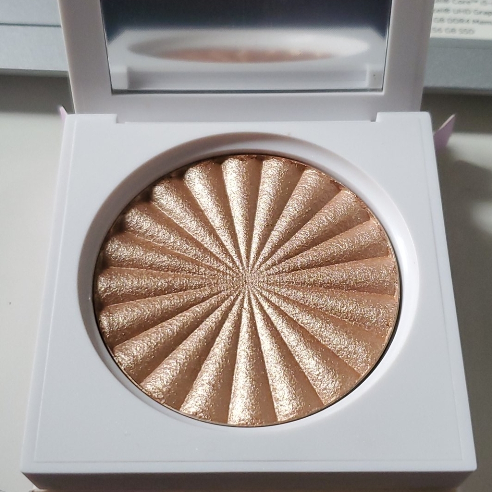 NEW IN BOX Ofra highlighter in "Blissful"